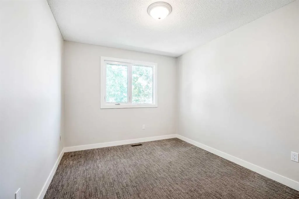 208 11 St N