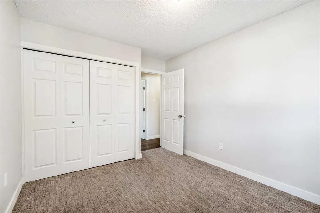 208 11 St N