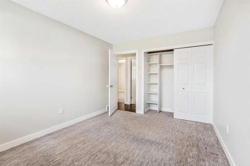 208 11 St N