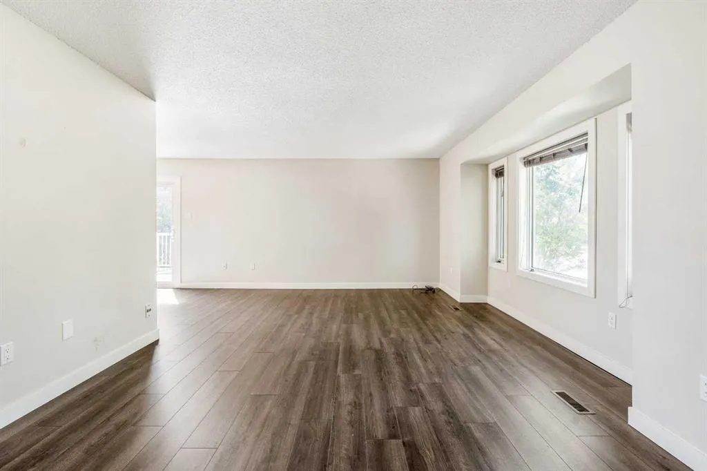 208 11 St N