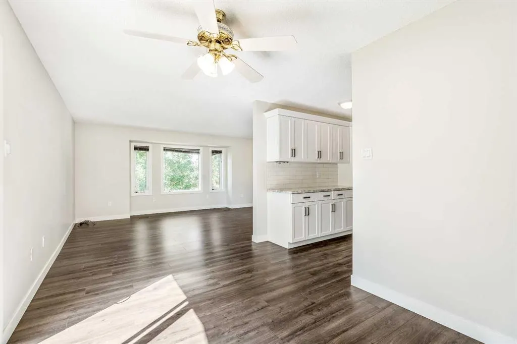208 11 St N