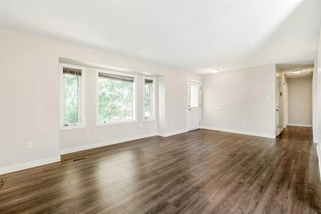 208 11 St N