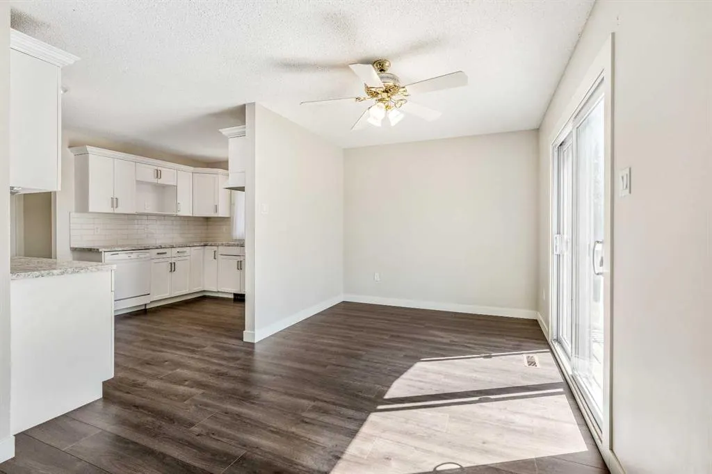 208 11 St N