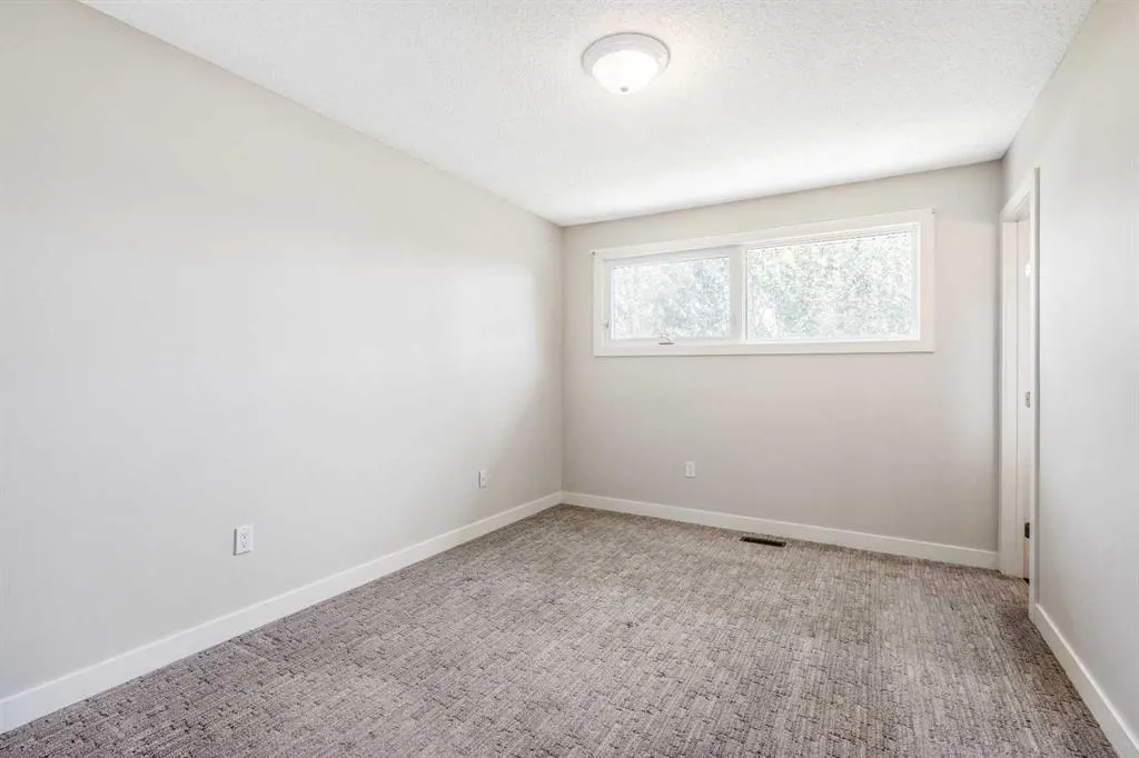 208 11 St N
