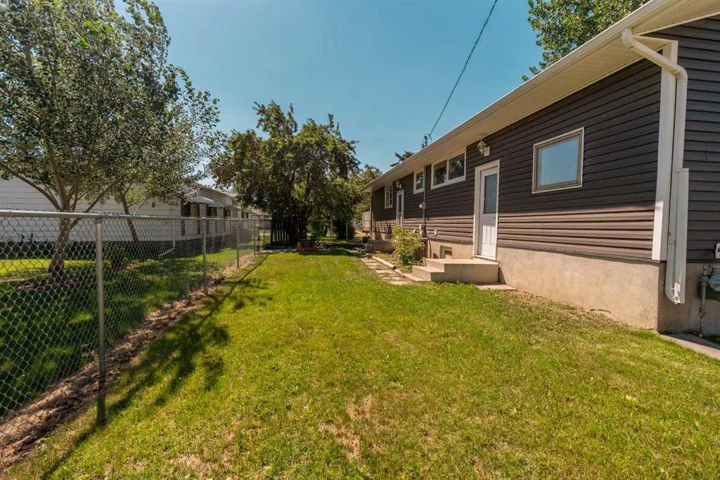 208 11 St N