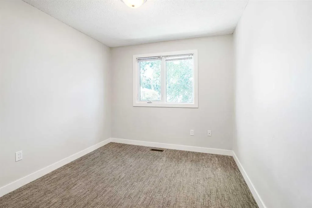 208 11 St N