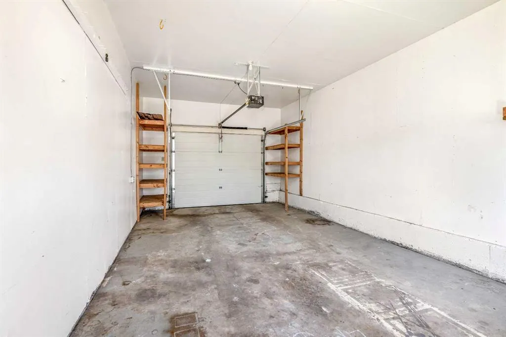208 11 St N