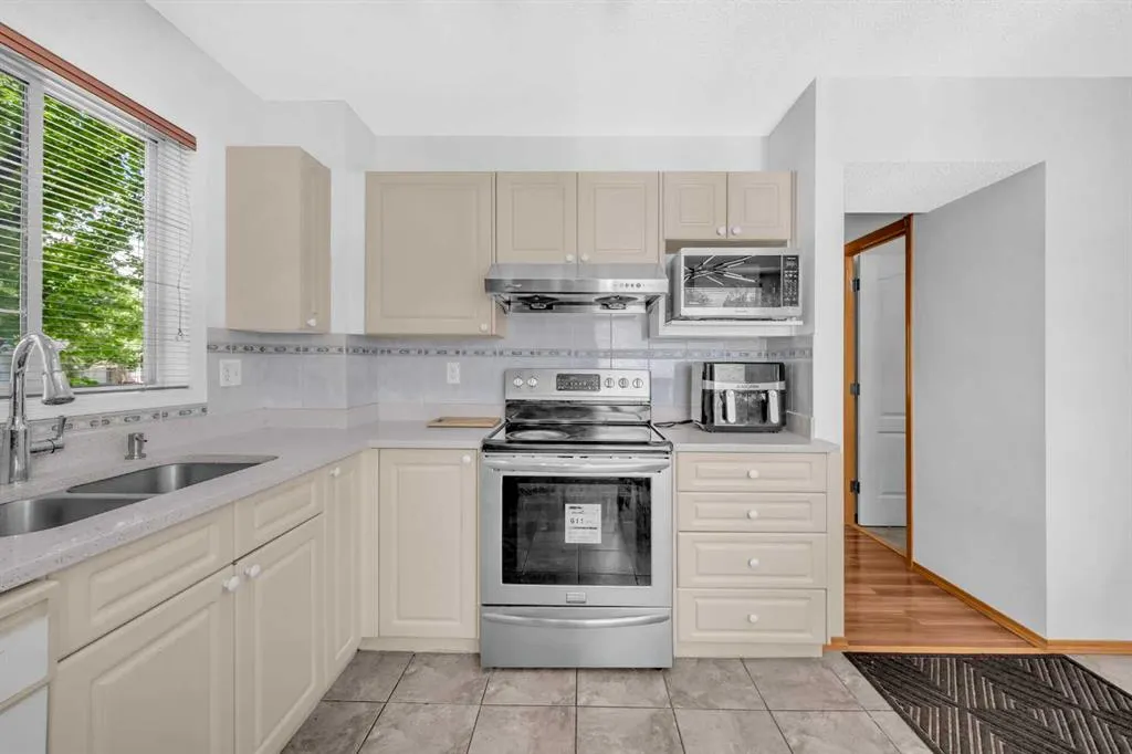 148 Tarington Park NE