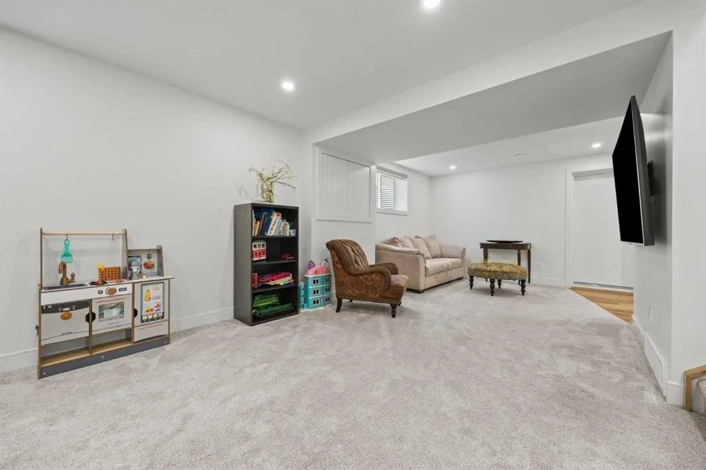 8285 Edgebrook Drive NW