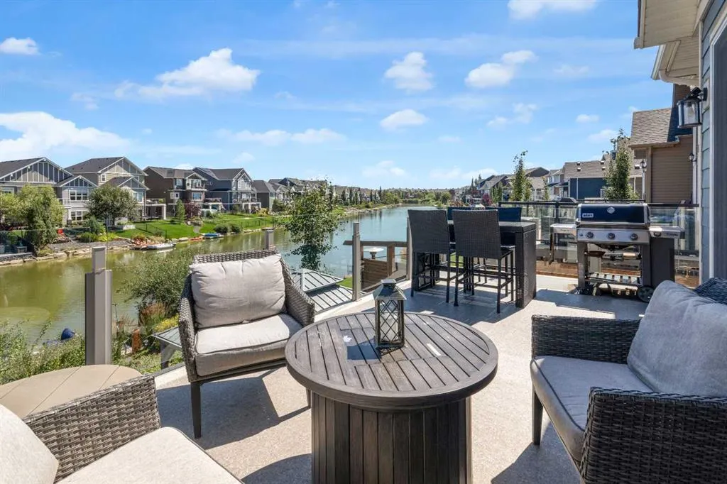 381 Bayside Crescent