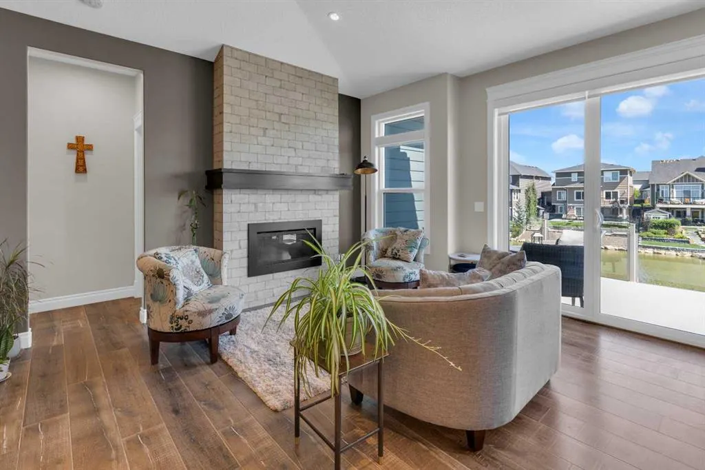 381 Bayside Crescent