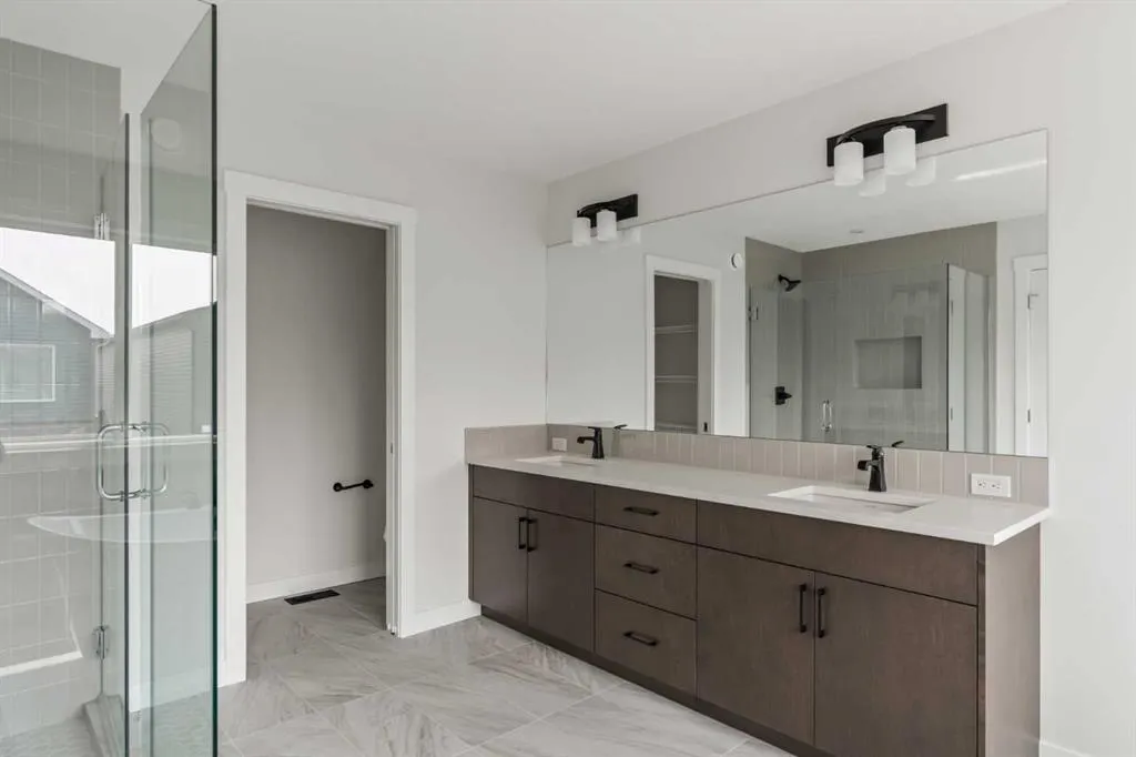 67 Silver Spruce Bay SW