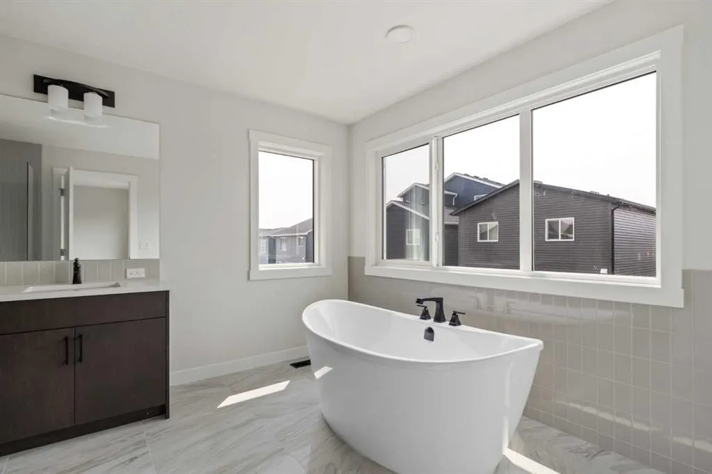 67 Silver Spruce Bay SW