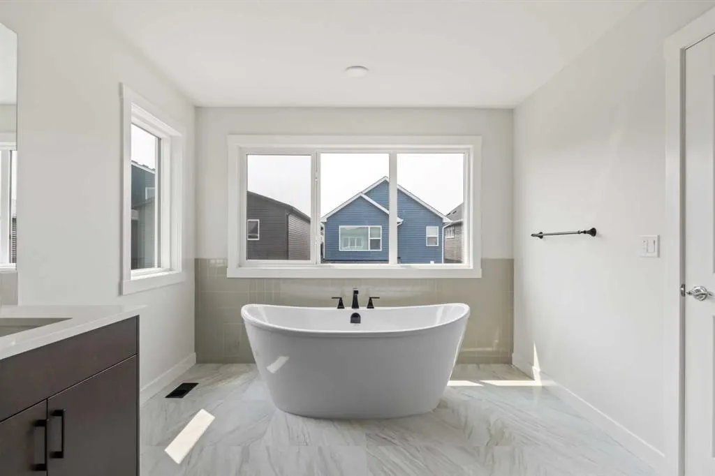 67 Silver Spruce Bay SW