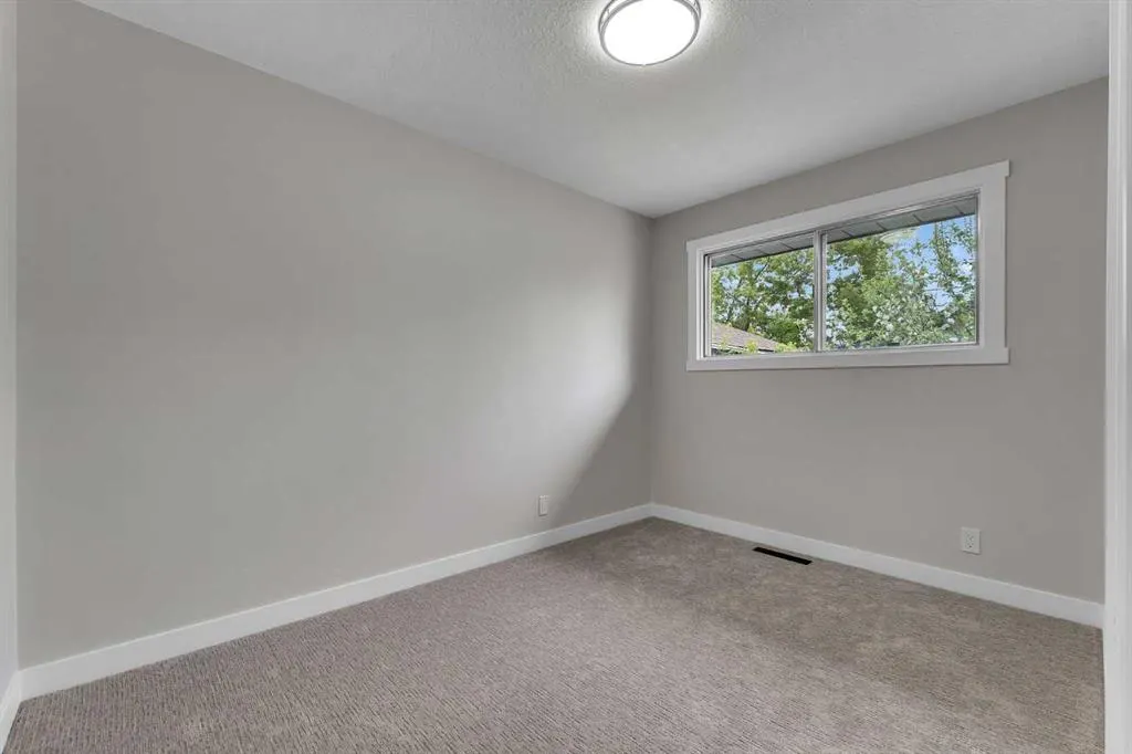 1512 Robson Crescent SE