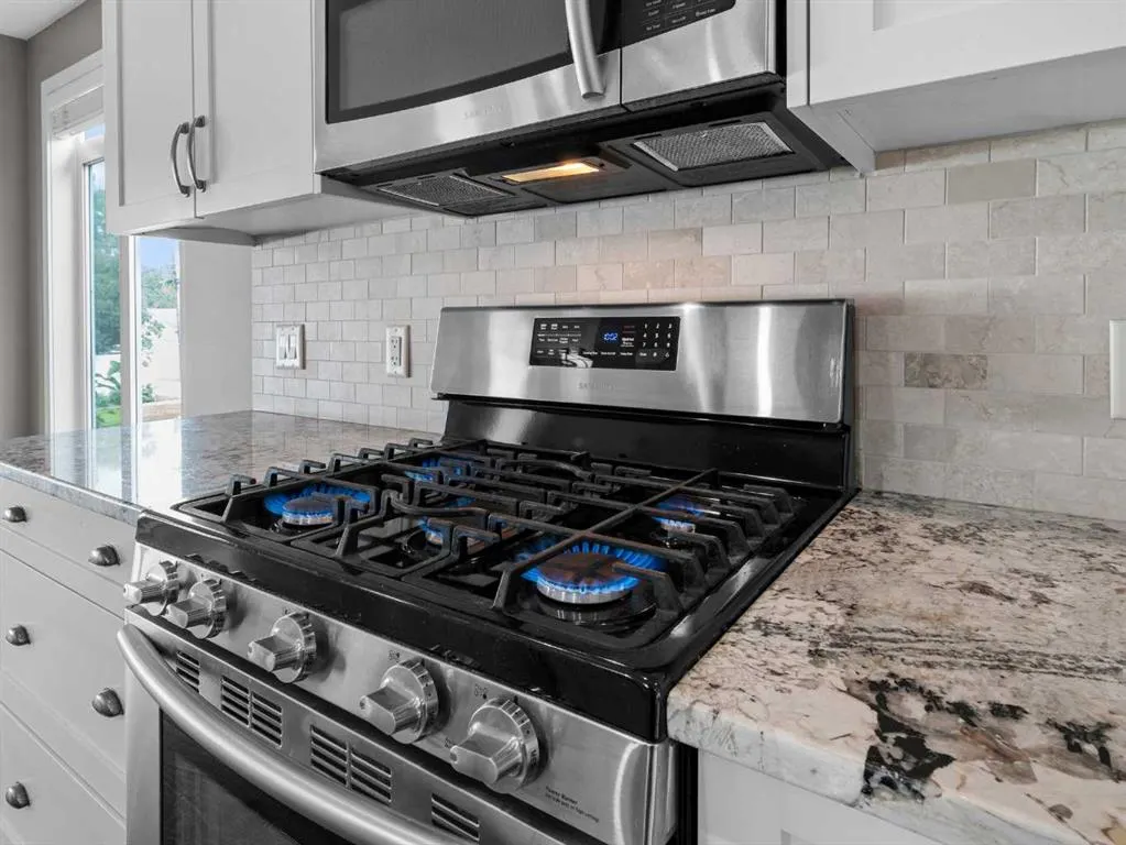 1306 2 Street NE