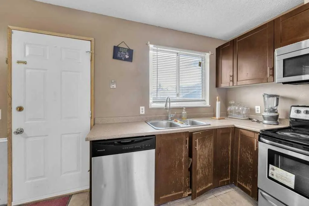 35 Martinwood Way NE