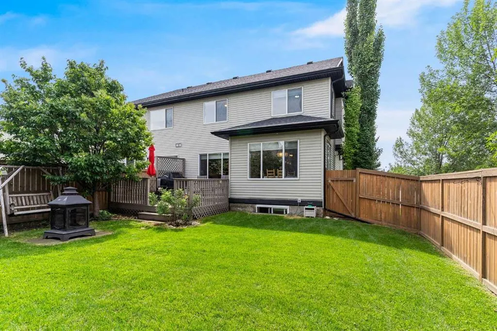 2 Cougar Ridge Bay SW