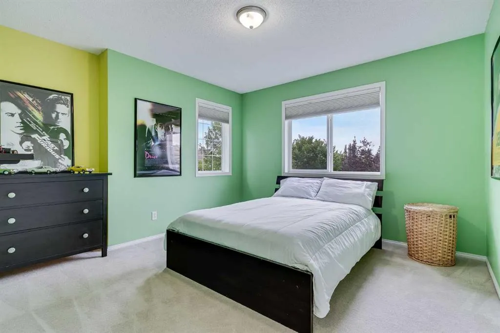 2 Cougar Ridge Bay SW