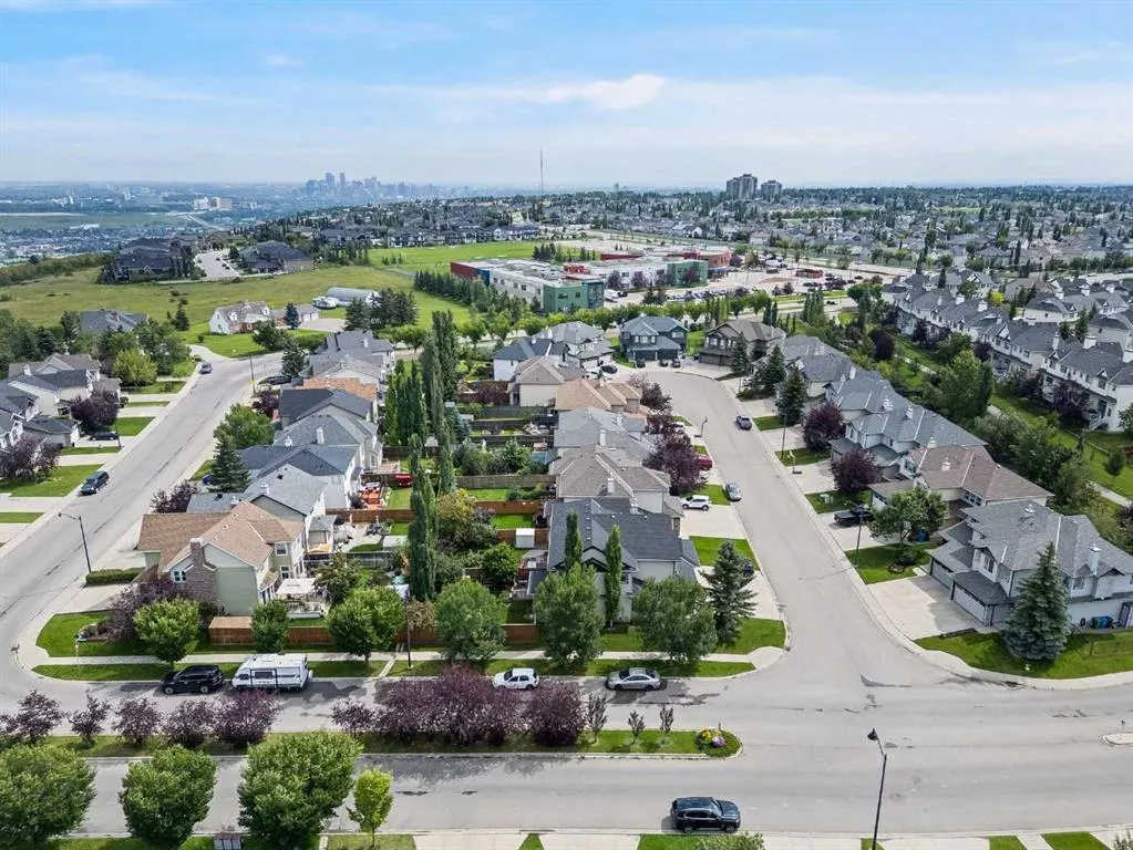 2 Cougar Ridge Bay SW