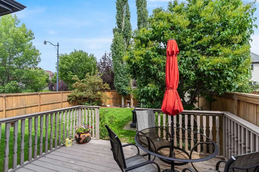 2 Cougar Ridge Bay SW