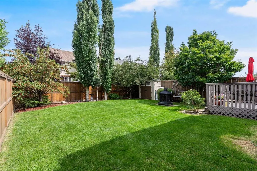 2 Cougar Ridge Bay SW