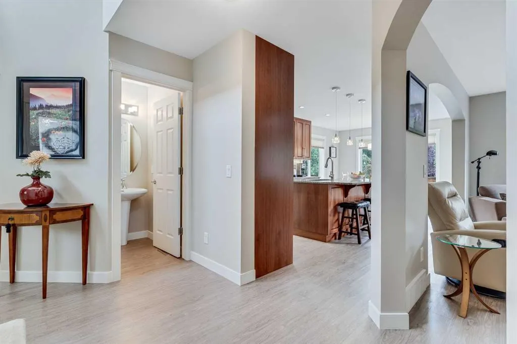 2 Cougar Ridge Bay SW