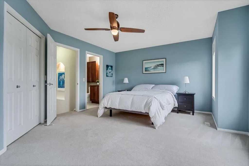 2 Cougar Ridge Bay SW