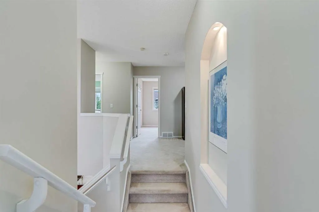 2 Cougar Ridge Bay SW
