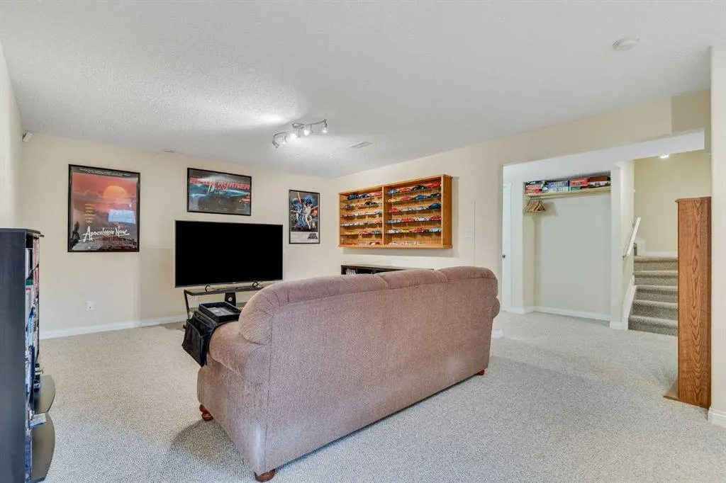 2 Cougar Ridge Bay SW