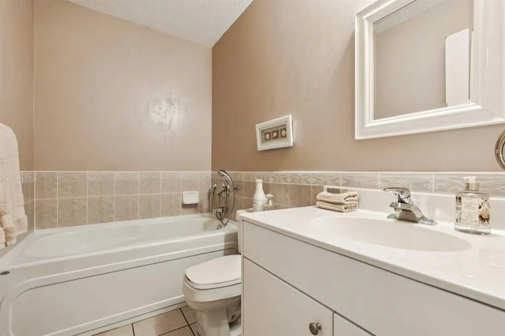 904 Lake Bonavista Green SE