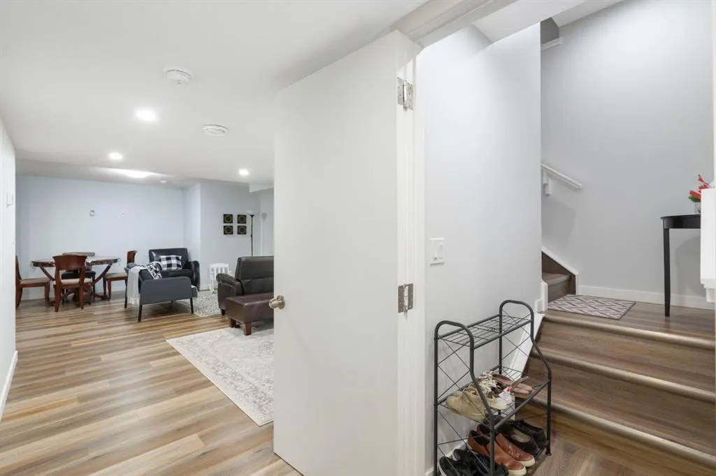 306 Corner Meadows Way NE