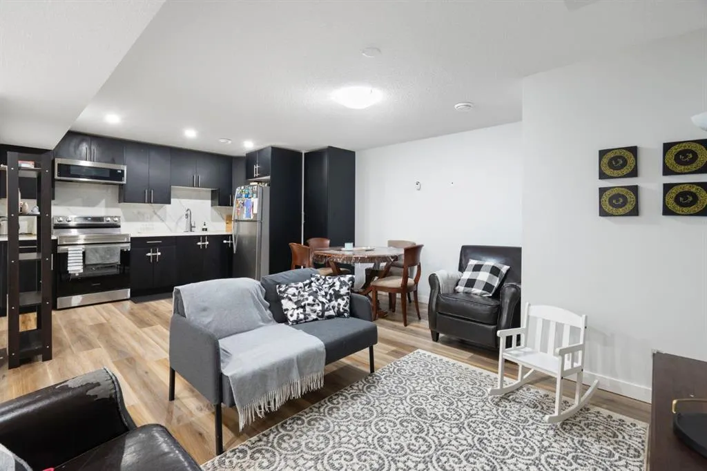 306 Corner Meadows Way NE