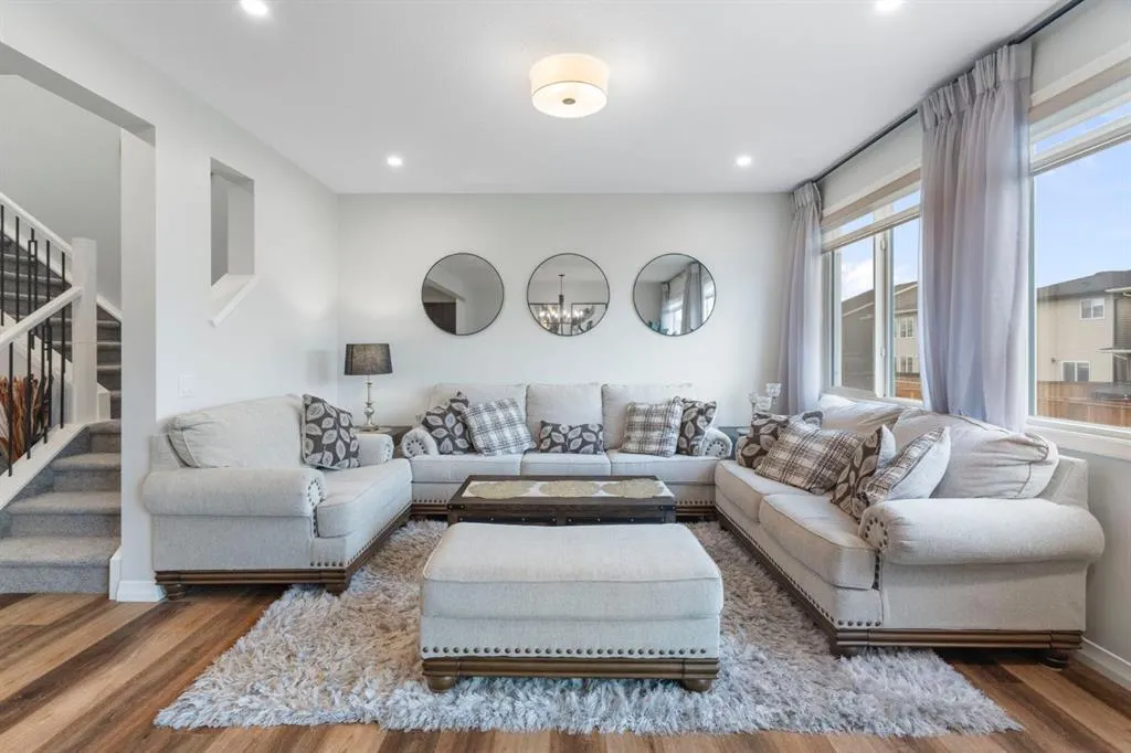 306 Corner Meadows Way NE