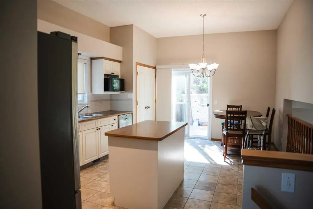 445 Rocky Ridge Bay NW