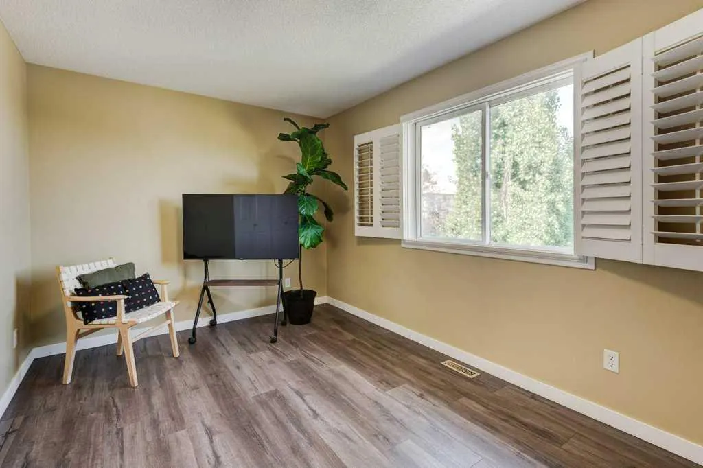 14 Somerglen Crescent SW