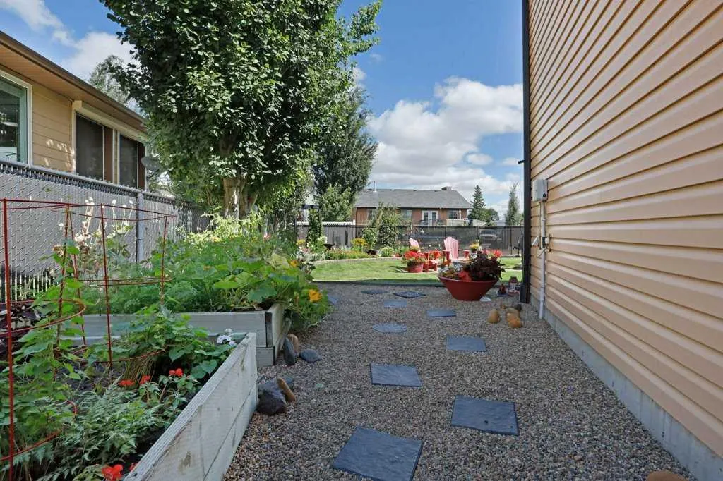 4 SouthShore Close E