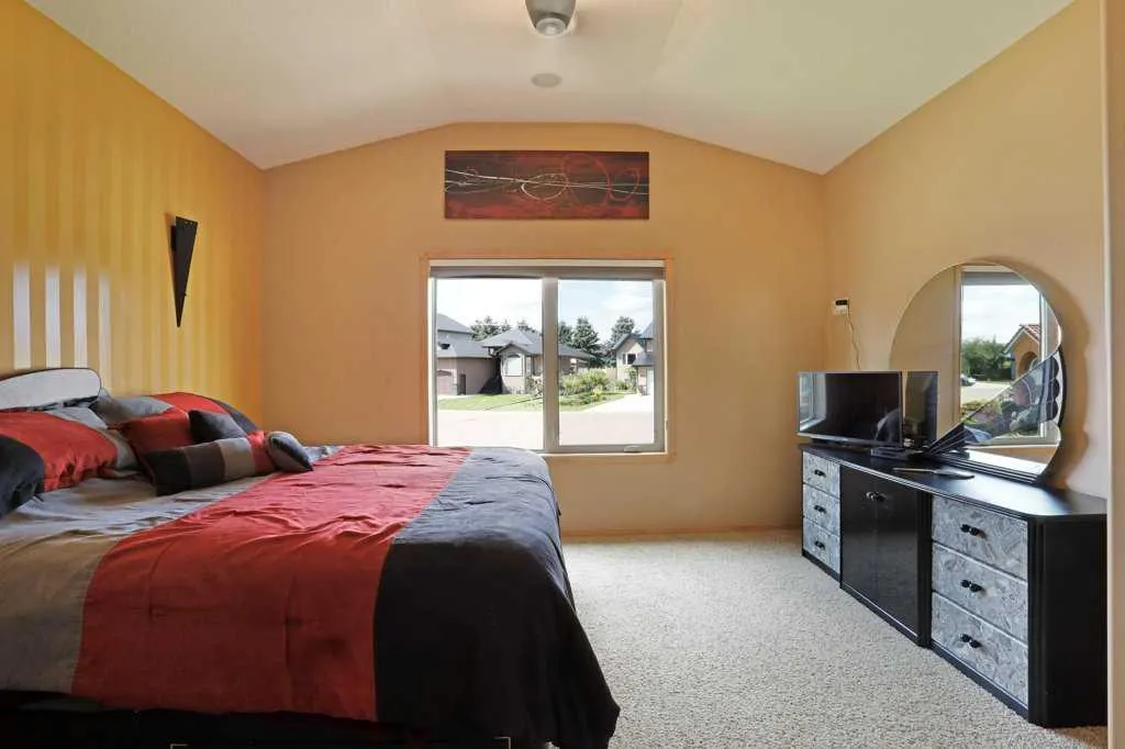 4 SouthShore Close E
