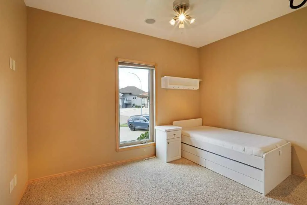 4 SouthShore Close E