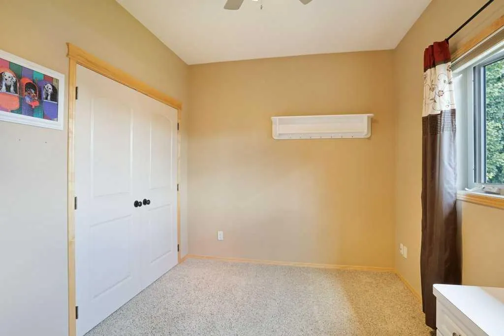4 SouthShore Close E