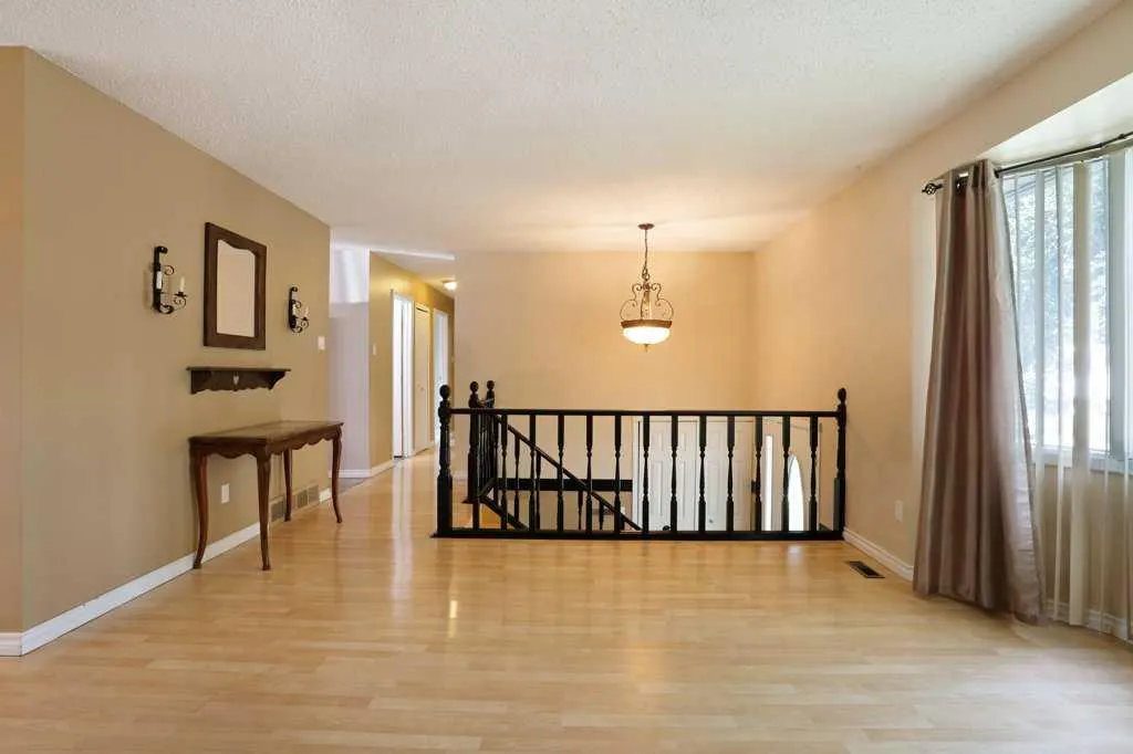 15 Westbrook Crescent W