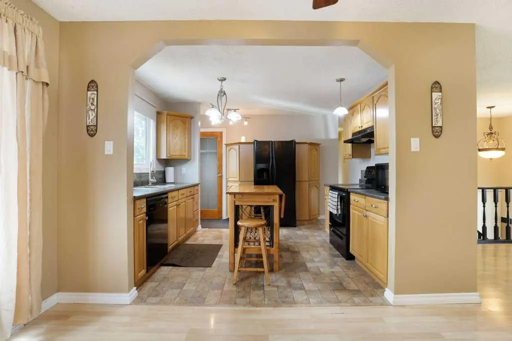 15 Westbrook Crescent W