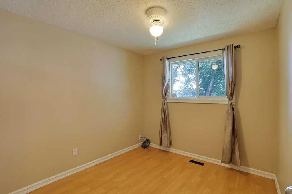 15 Westbrook Crescent W