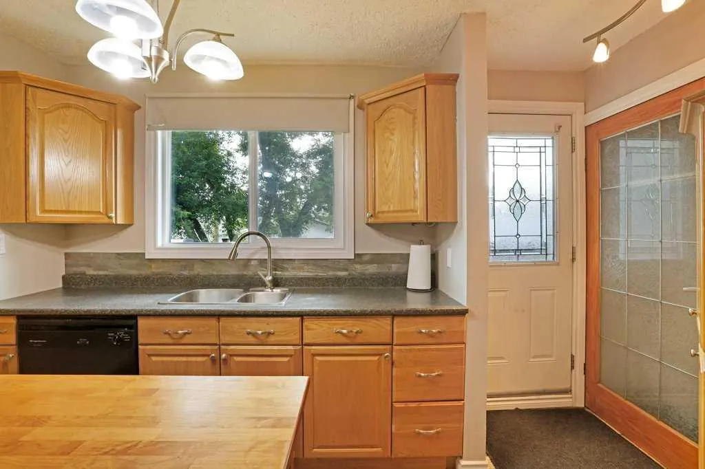 15 Westbrook Crescent W