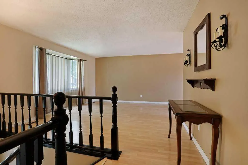 15 Westbrook Crescent W