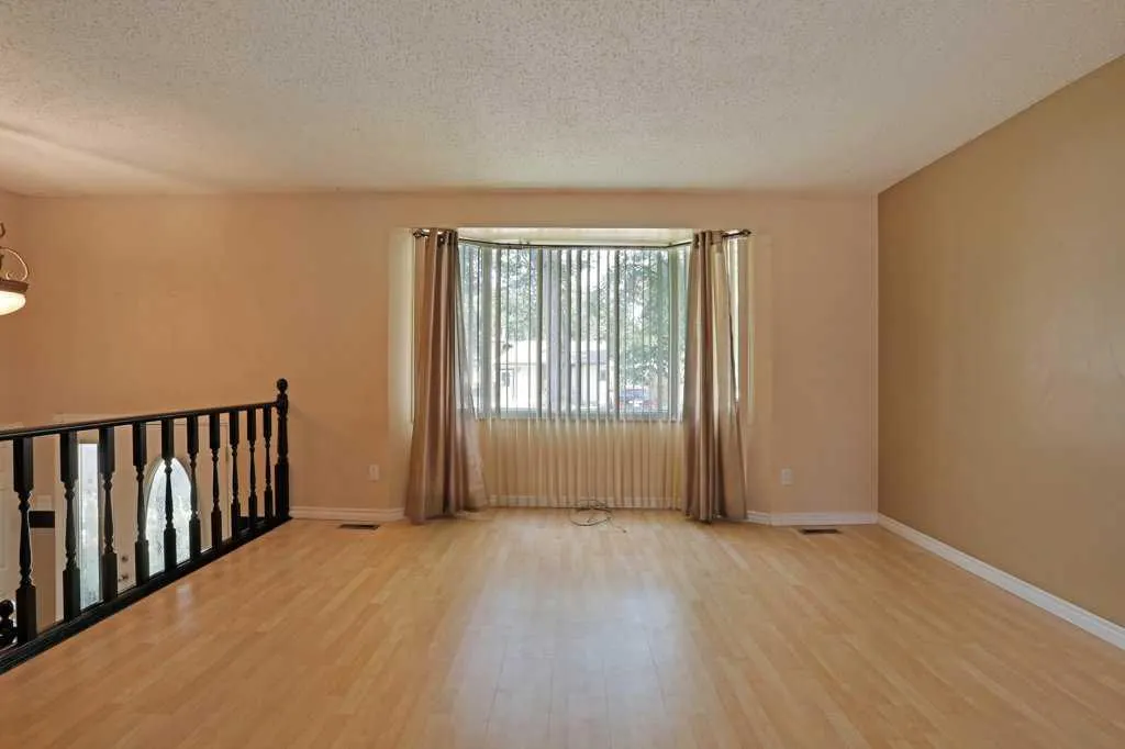15 Westbrook Crescent W