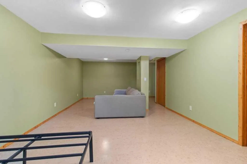 24 Amlee Close