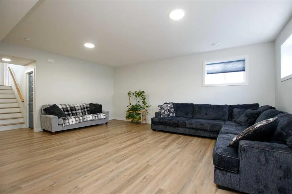 7 Thayer Close