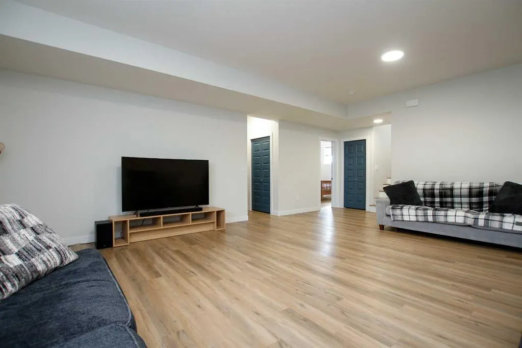 7 Thayer Close