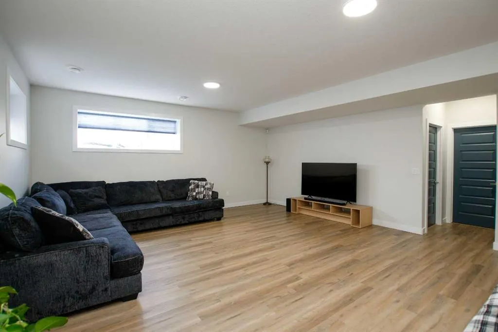 7 Thayer Close